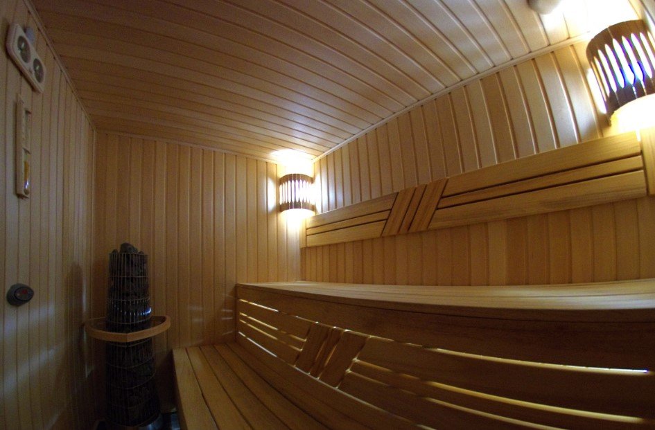 Внутренняя отделка сауны в квартире с открытой каменкой